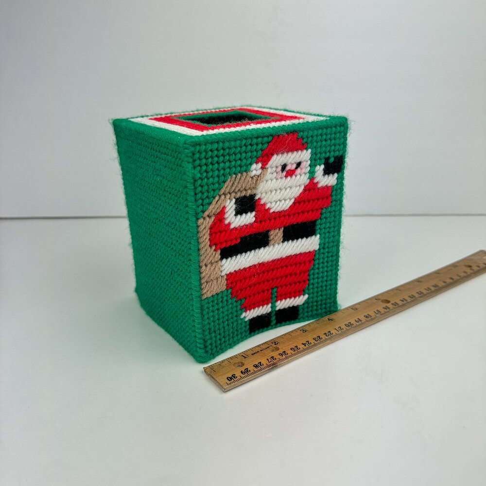 Vtg‎ Santa Handmade Square Red Green White Tissue Box Cover Plastic Canvas Yarn